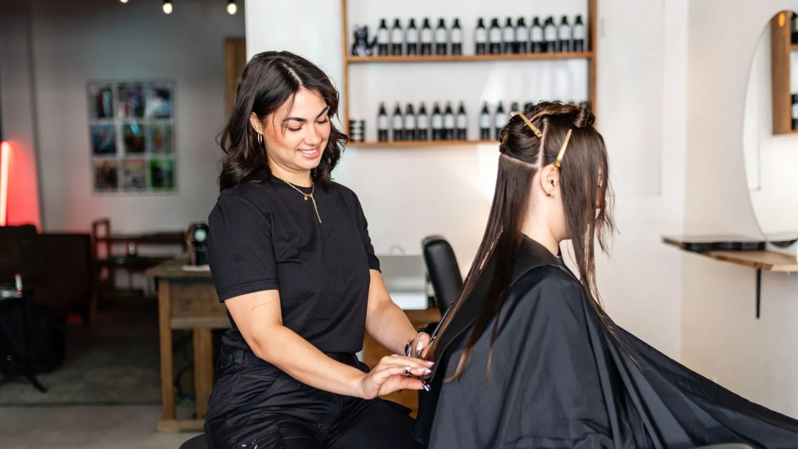 Friseurmeisterin Franziska Grewenik arbeitet an den Haaren einer Kundin.
